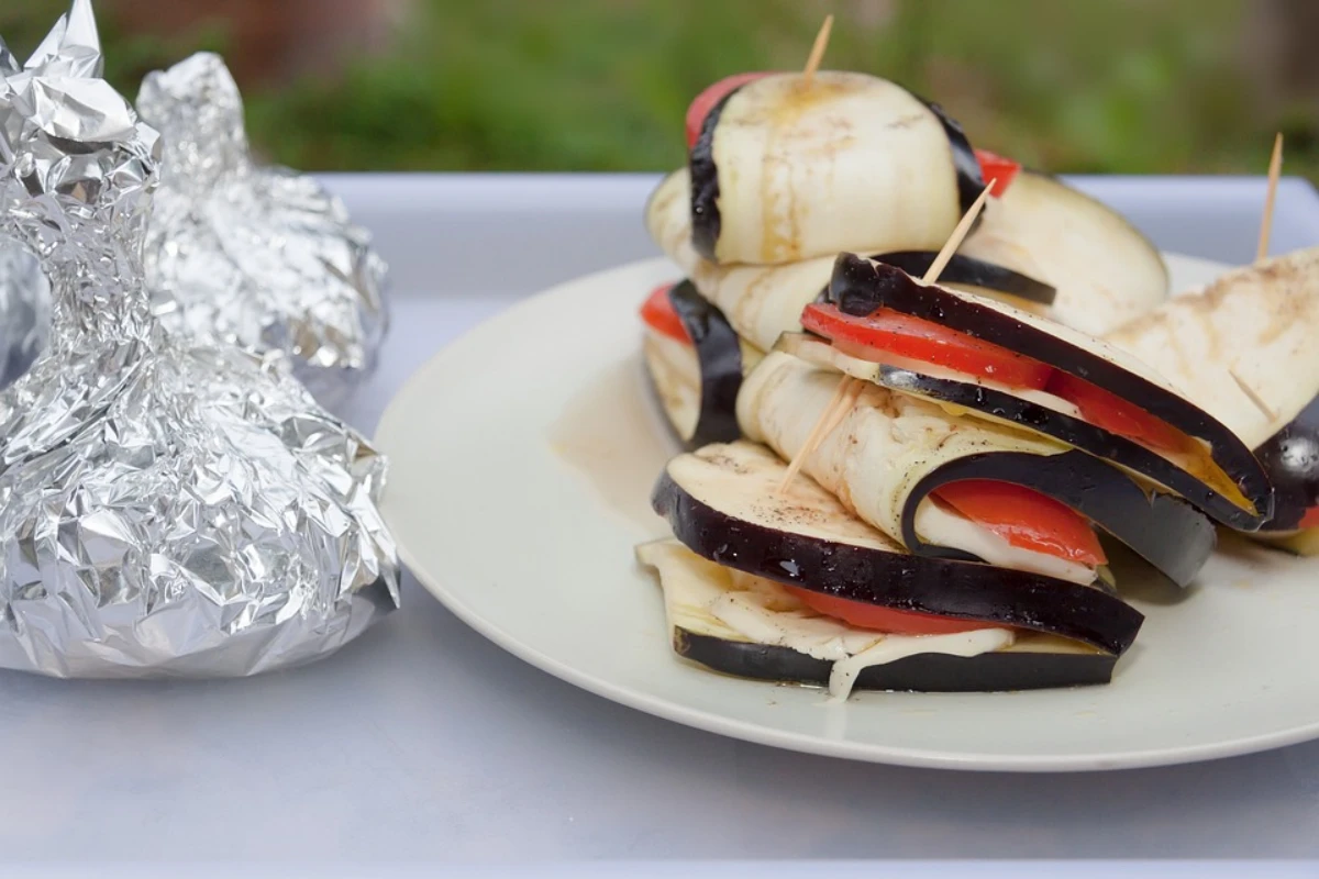 aluminum foil containers in outdoor catering